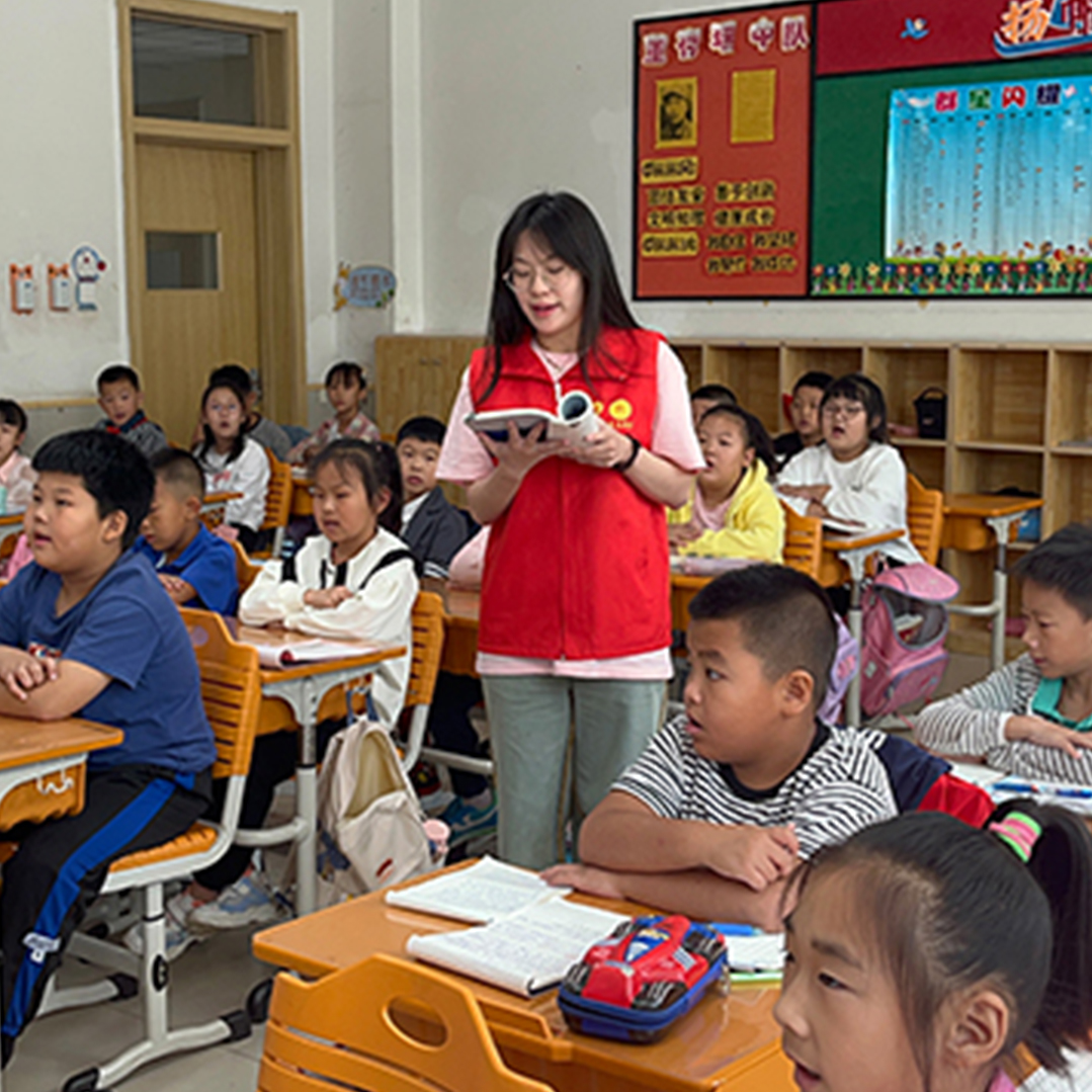 小学教育系志愿者走进学校、社区推广普通话